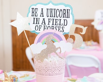 Hermosos centros de mesa de fiesta temática de unicornio, fiesta de unicornio, decoración de unicornio, cumpleaños de unicornio, decoraciones de mesa de unicornio, arco iris y unicornio
