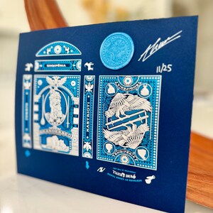 Skanderbeg, Un-Cut Tuck Case Sword of Power - Limitato a 25 (Foil blu e argento) Mazzo personalizzato, regalo, magia, gioco in famiglia, raro, non tagliato, scatola