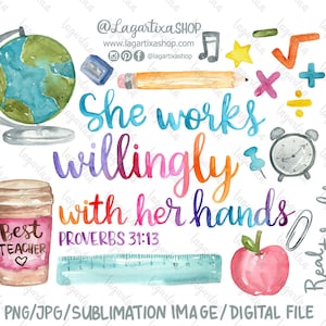 Könnte beinhalten: Aquarell-Illustration eines Lehrerzimmers mit einem Globus, einer Kaffeetasse mit der Aufschrift "Bester Lehrer", einem Lineal, einem Apfel, einem Bleistift, einer Uhr, einer Stecknadel und einer Büroklammer. Der Text "Sie arbeitet gerne mit ihren Händen Sprichwörter 31:13" ist in Regenbogenfarben geschrieben.