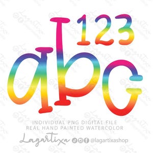 Puede incluir: Letras del alfabeto a, b, c y números 1, 2, 3 en acuarela arcoíris. Las letras y los números están pintados a mano y tienen un degradado de colores que va del rojo al amarillo, al verde, al azul y al morado.