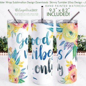 Puede incluir: Un vaso blanco delgado con un diseño de acuarela de flores y el texto "Good vibes only". El vaso mide 9,3 pulgadas por 8,2 pulgadas.