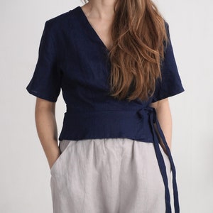 Top avvolgente in lino. Elegante camicetta estiva. Crop top in lino. Camicetta avvolgente in lino. Top in lino con scollo a V. Top da donna in lino. Top avvolgente estivo in lino - CHURC
