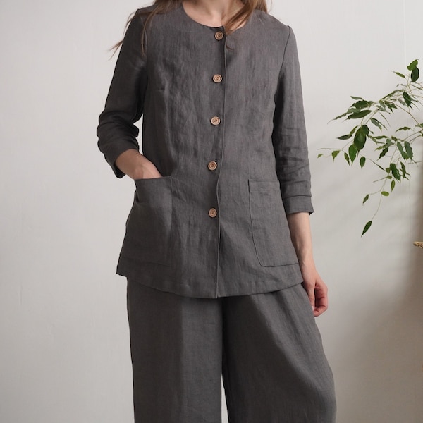 Costume en lin. Veste et pantalon en lin. Veste boutonnée en lin. Costume en lin pour femme. Pantalon large en lin. Blazer en lin. Pantalon taille haute en lin.