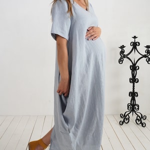 Lniana sukienka ciążowa z dekoltem w serek. Lniana sukienka balonowa. Sukienka ciążowa boho. Lniana sukienka ciążowa z dekoltem w serek. Minimalistyczna odzież ciążowa - BELAYA
