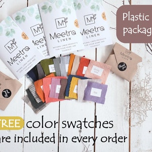 Peut inclure: Un assortiment d'&eacute;chantillons de tissu de diff&eacute;rentes couleurs, dont rose poudr&eacute;, beige et bleu marine. Les &eacute;chantillons sont dispos&eacute;s sur une surface en bois blanc. Le texte "FREE color swatches are included in every order" est affich&eacute; sous les &eacute;chantillons. Le texte "Plastic free packaging" est affich&eacute; dans le coin sup&eacute;rieur droit de l'image.
