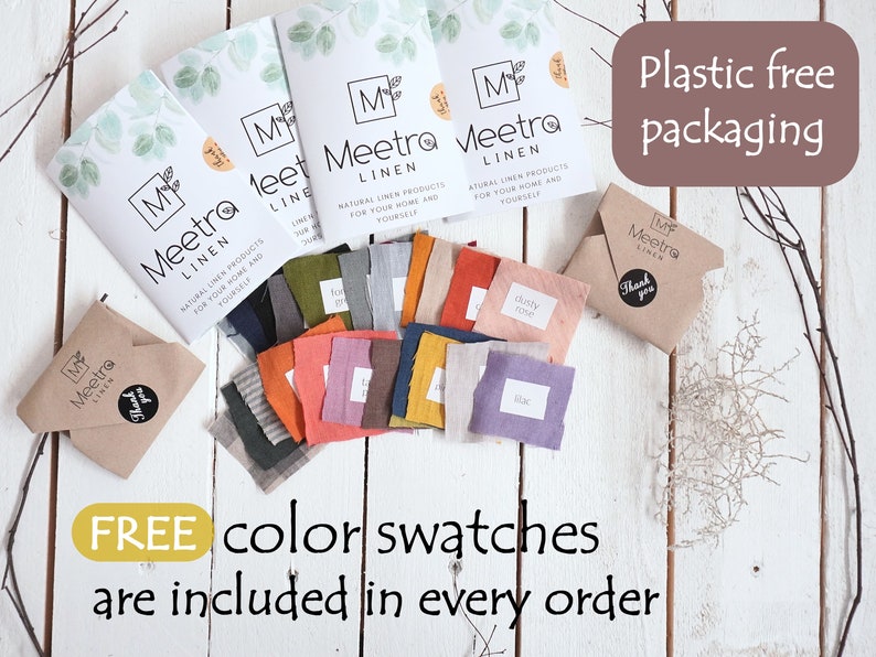 Peut inclure: Un assortiment d'&eacute;chantillons de tissu de diff&eacute;rentes couleurs, dont rose poudr&eacute;, beige et bleu marine. Les &eacute;chantillons sont dispos&eacute;s sur une surface en bois blanc. Le texte "FREE color swatches are included in every order" est affich&eacute; sous les &eacute;chantillons. Le texte "Plastic free packaging" est affich&eacute; dans le coin sup&eacute;rieur droit de l'image.