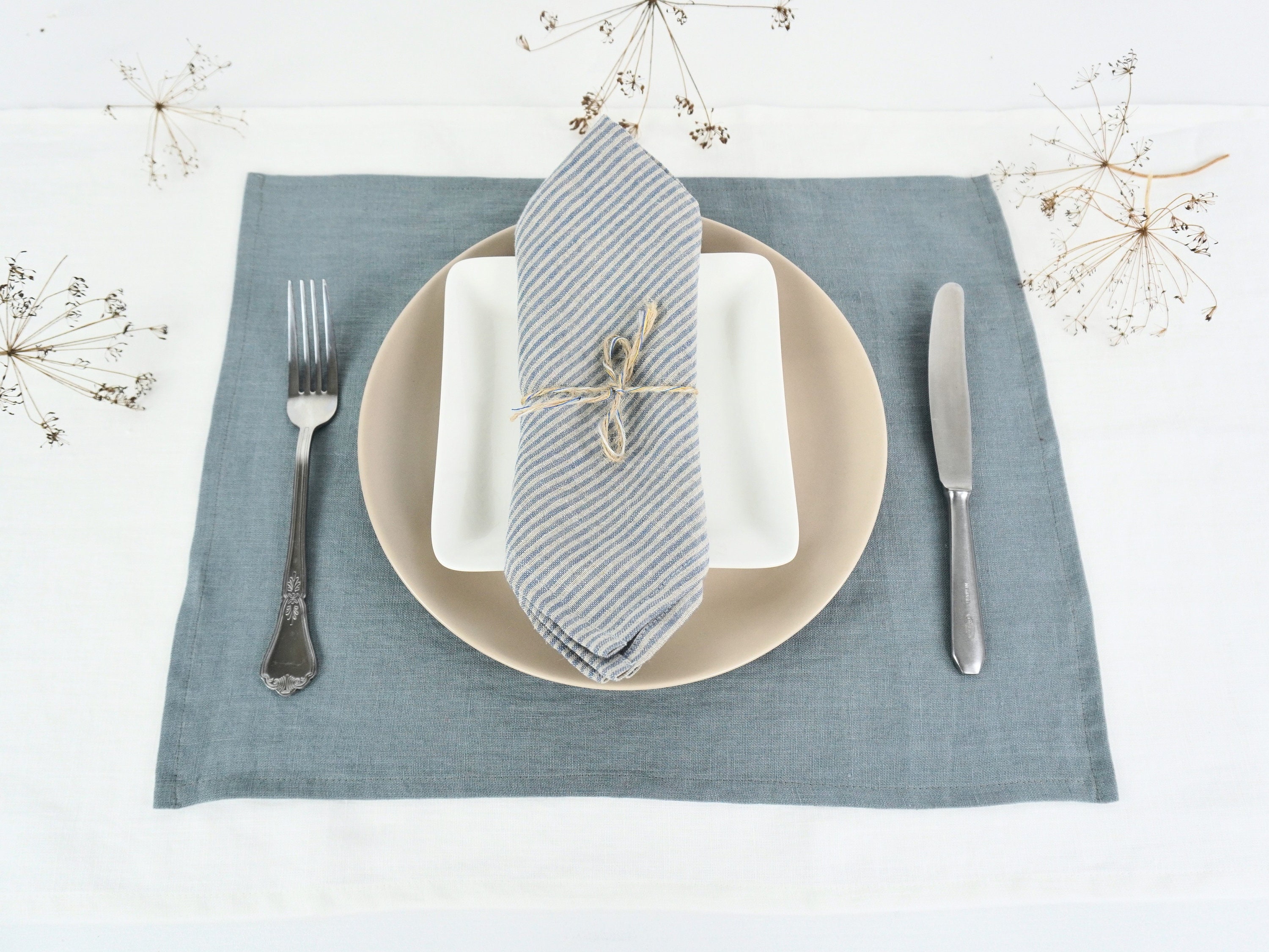 comfoyar Set di 4 Tovagliette Americane Beige e Bianco Rotondo Intrecciato, Antiscivolo in Cotone Tovagliette Americane lavabili e Resistente al Calore per Cucina Decorazione, Tavola di Feste 30x30cm