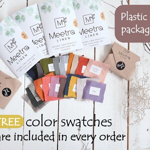 K&ouml;nnte beinhalten: Eine Sammlung von Stoffproben in verschiedenen Farben, darunter Dusty Rose, Beige und Marineblau. Die Proben sind auf einer wei&szlig;en Holzoberfl&auml;che angeordnet. Der Text "FREE color swatches are included in every order" wird unter den Proben angezeigt. Der Text "Plastic free packaging" wird in der oberen rechten Ecke des Bildes angezeigt.