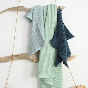 Waffle linen towel set in various colors. Soft linen hand bath towels. Luxorious linen waffle bath towels. Absorbent high quality bath linen