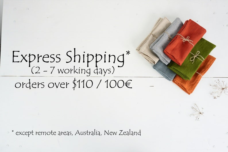 K&ouml;nnte beinhalten: Expressversand* (2-7 Werktage) f&uuml;r Bestellungen &uuml;ber 110 $ / 100 &euro; *au&szlig;er abgelegenen Gebieten, Australien, Neuseeland. Ein Stapel gefalteter Leinenservietten in verschiedenen Farben, zusammengebunden mit Schnur.