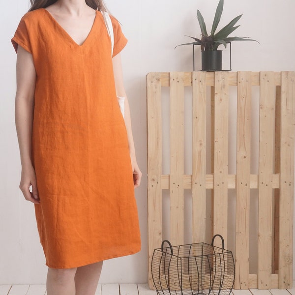 Vestido de lino con escote en pico. Vestido de lino para mujer. Vestido de manga corta. Vestido con cuello en V. Vestido de lino suelto para mujer. Vestido verano lino natural - MADEIRA