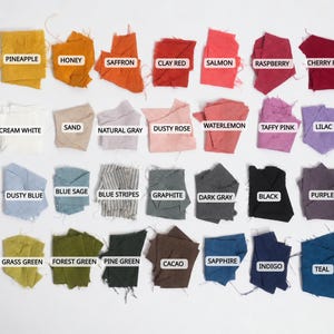 Puede incluir: Una cuadr&iacute;cula de veintiocho muestras de tela en varios colores, cada una etiquetada con texto que incluye Pineapple, Honey, Saffron, Clay Red, Salmon, Raspberry, Cherry Red, Cream White, Sand, Natural Gray, Dusty Rose, Waterlemon, Taffy Pink, Lilac, Dusty Blue, Blue Sage, Blue Stripes, Graphite, Dark Gray, Black, Purple, Grass Green, Forest Green, Pine Green, Cacao, Sapphire, Indigo y Teal.