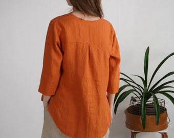 Linnen blouse. Linnen top met langere achterkant. Linnen damesblouse met v-hals. Zwangerschapsblouse. Blouse met knoopsluiting. Linnen blouse met borstvoeding - DARYA