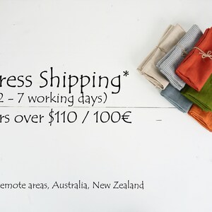 Peut inclure: Exp&eacute;dition express* (2 &agrave; 7 jours ouvrables) pour les commandes de plus de 110 $ / 100 &euro; *sauf zones recul&eacute;es, Australie, Nouvelle-Z&eacute;lande. Une pile de serviettes en lin pli&eacute;es de diff&eacute;rentes couleurs, attach&eacute;es avec de la ficelle.