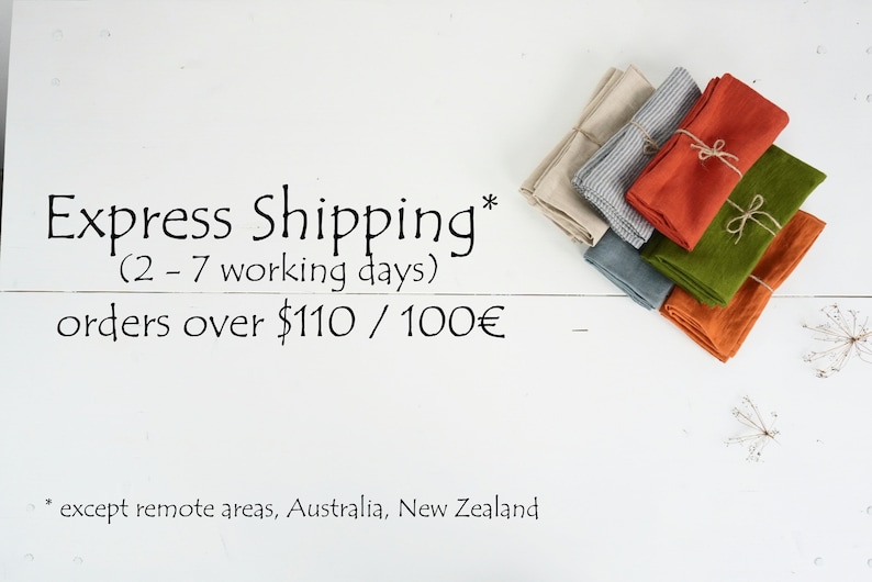Peut inclure: Exp&eacute;dition express* (2 &agrave; 7 jours ouvrables) pour les commandes de plus de 110 $ / 100 &euro; *sauf zones recul&eacute;es, Australie, Nouvelle-Z&eacute;lande. Une pile de serviettes en lin pli&eacute;es de diff&eacute;rentes couleurs, attach&eacute;es avec de la ficelle.