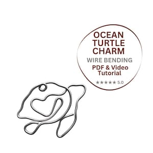 K&ouml;nnte beinhalten: Ein silberfarbener Draht-Schildkr&ouml;tenanh&auml;nger mit einem herzf&ouml;rmigen Zentrum. Daneben befindet sich eine kreisf&ouml;rmige Grafik mit dem Text OCEAN TURTLE CHARM, WIRE BENDING, PDF & Video Tutorial und f&uuml;nf Sternen, die eine 5,0-Bewertung f&uuml;r das Tutorial anzeigen.