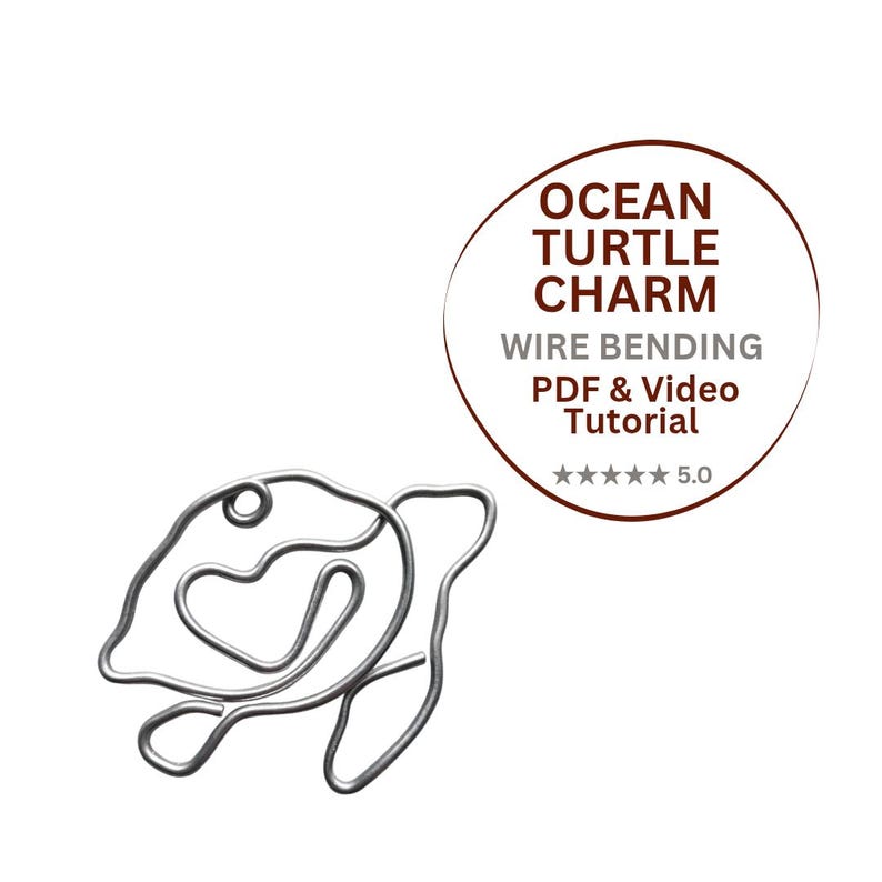K&ouml;nnte beinhalten: Ein silberfarbener Draht-Schildkr&ouml;tenanh&auml;nger mit einem herzf&ouml;rmigen Zentrum. Daneben befindet sich eine kreisf&ouml;rmige Grafik mit dem Text OCEAN TURTLE CHARM, WIRE BENDING, PDF & Video Tutorial und f&uuml;nf Sternen, die eine 5,0-Bewertung f&uuml;r das Tutorial anzeigen.