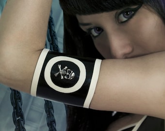 ROKKU Armband – Adjustable latex armband with trim and skull stud