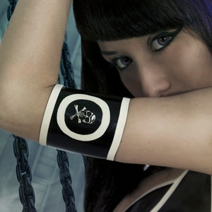 ROKKU Armband – Adjustable latex armband with trim and skull stud