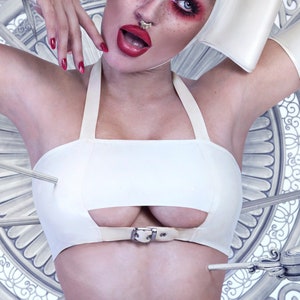 FLUXO Top – White latex crop bikini top with halter neck and under-breast cut-out