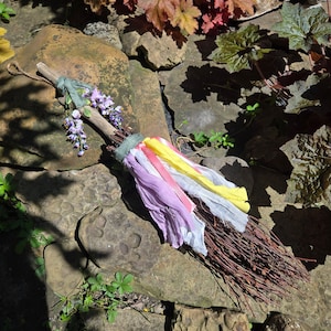 Escoba de protección // Escoba de altar del equinoccio de primavera // Escoba de limpieza // Escoba de protección // Escoba de flores secas