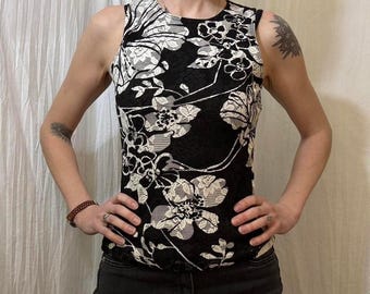 Zwart-witte gebloemde mesh-tanktop VTG 90s Fashion Bug Sm Whimsygoth
