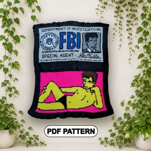 Könnte beinhalten: Ein rechteckiger Wandbehang aus Häkelarbeit mit schwarzem Rand. Der obere Teil zeigt einen FBI-Ausweis mit dem Text DEPARTMENT OF INVESTIGATIONS, FBI und SPECIAL AGENT. Der untere Teil zeigt eine gelbe Figur auf einem pinkfarbenen Hintergrund.