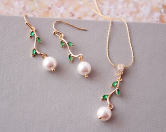 EMERALDINE // Gold Emerald Bridal Jewelry set Leaf Necklace and earring set Green Wedding jewelry set Bridal Necklace Pearl Bridal earring