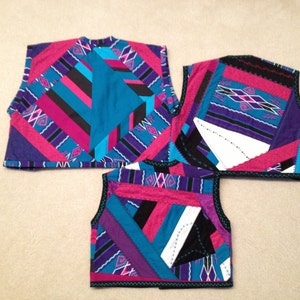 Puede incluir: Tres chalecos acolchados en dise&ntilde;o de patchwork con una mezcla de telas rosa, morado, azul y negro.