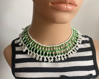 Collar con flecos de cuentas de semillas verdes y blancas vintage