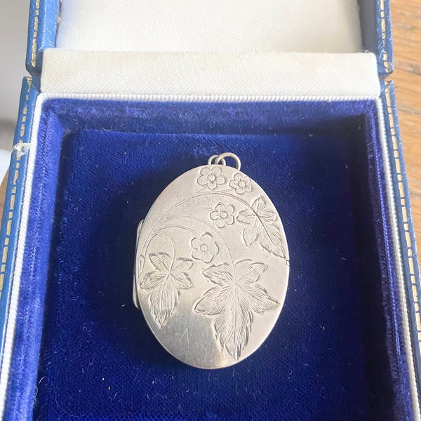 Vintage Sterling Silver Locket With Engraved Leaf Signed Excalibur Made In England
