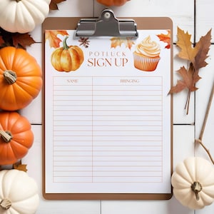 以下が含まれることがあります： 秋のテーマのポトラックサインアップシートを印刷できます。シートは、オレンジと白の秋の葉、カボチャ、カップケーキが描かれた茶色の背景です。シートにはオレンジ色のテキストで「Potluck Sign Up」と書いてあります。シートには、「名前」と「持ち物」というラベルの付いた2つの列があります。