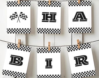 Op de afbeelding: Zwart-wit geblokt spandoek met de letters "THIRTY" en een geruit vlagontwerp. Het spandoek is opgehangen met wasknijpers.