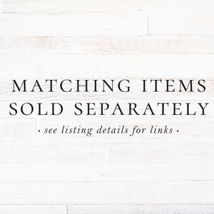 Op de afbeelding: Witte houten achtergrond met zwarte tekst die luidt: "Matchende items apart verkocht - zie de lijstdetails voor links."