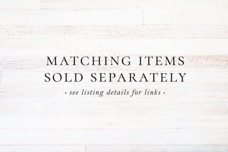 Op de afbeelding: Witte houten achtergrond met zwarte tekst die luidt: "Matchende items apart verkocht - zie de lijstdetails voor links."