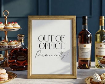 Peut inclure: Un panneau encadré doré avec l'inscription "OUT OF OFFICE Permanently!" en noir. Le panneau est posé sur une table avec des bouteilles de vin et des desserts. En arrière-plan, un mur bleu foncé.