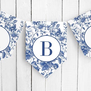 Faixa de letras azul Toile de Jouy, modelo de bandeirinha editável, vintage, country francês, azul empoeirado, 5x7, chinoiserie, Canva, download instantâneo