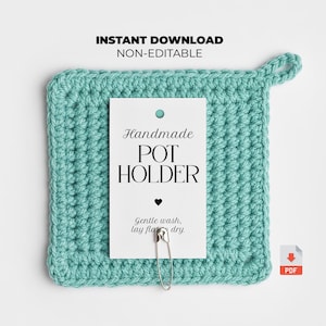Könnte beinhalten: Ein handgefertigter, türkisfarbener Topflappen aus Häkelarbeit mit einer Schlaufe zum Aufhängen. Ein weißes Etikett ist mit einer Sicherheitsnadel befestigt und trägt die Aufschrift "Handmade POT HOLDER" mit Pflegehinweisen. Die Worte "INSTANT DOWNLOAD" und "NON-EDITABLE" stehen oben.