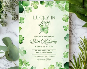 Könnte beinhalten: Eine grüne und weiße Einladung zu einer Hochzeitsparty mit einem Aquarelldesign aus Kleeblättern und dem Text "Lucky in Love". Die Einladung enthält den Namen "Erin Murphy", das Datum "March 13 at 2PM", die Adresse "23 Oak Grove Road, Wells, California" und die Telefonnummer "555-9934".