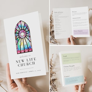 Puede incluir: Una tarjeta blanca con una ilustración de una vidriera de colores. El texto "welcome to NEW LIFE CHURCH" está impreso debajo de la imagen. La fecha y la hora del servicio están impresas en la parte inferior: "8AM SERVICE | APRIL 12, 2029".