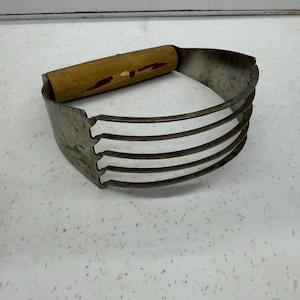 Vintage EKCO A&J Dough Blender – Wooden Handle Pastry Cutter – Rustic Kitchen Utensil