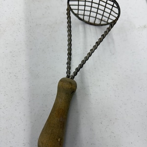 Vintage Wire Potato Masher with Wooden Handle – Rustic Farmhouse Kitchen Utensil – Primitive Cooking Tool