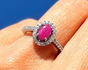 Anello di fidanzamento con rubino naturale - Delicata gemma ovale rosa naturale con alone, pietra portafortuna di luglio, argento sterling, regalo di gioielli Starseed