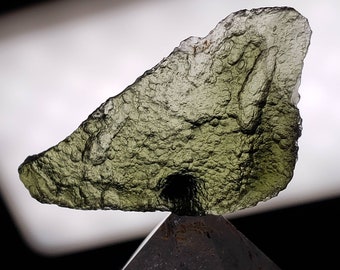 Moldavita con forma de aleta, auténtica, genuina, en bruto, tectita checa - Delfín, orca, ballena, 4,7 g, 3,8 cm (1,5")
