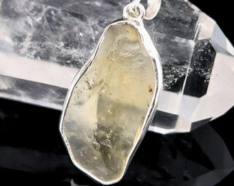 Hanger van Libisch woestijnglas - Sterling zilver LDG - Libisch goudtektiet - Sieraden van Great Sand zeeglas - Ruw, groot, semi-transparant glas van 5 cm