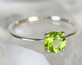 Bague délicate en argent sterling solitaire avec péridot - Tailles 7,5 et 9 - Véritable pierre précieuse ronde 6 mm, cristal vert naturel - Pierre de naissance Lion d'août