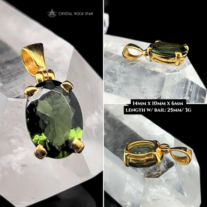 Puede incluir: Un colgante de oro con una piedra preciosa ovalada de color verde oliva. El colgante mide aproximadamente 25 mm de largo con una argolla, y la piedra preciosa mide 14 mm x 10 mm x 6 mm. El colgante se muestra sobre una superficie cristalina transparente.