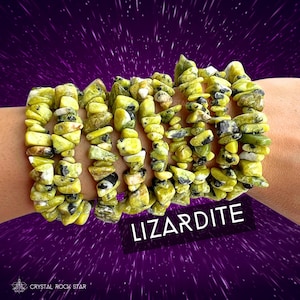 Peut inclure: Plusieurs bracelets de perles en pierres de lizardite. Les bracelets présentent un mélange de pierres vert clair, jaune et noire. Le mot "LIZARDITE" est affiché en texte blanc sur un rectangle noir. Le fond est un dégradé violet avec des éclats d'étoiles blancs.