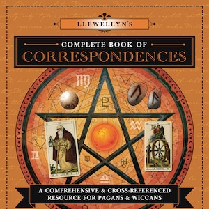 Puede incluir: Una portada de libro con fondo marrón y título negro: "Complete Book of Correspondences". El título está en una fuente grande y en negrita. La portada también presenta un pentagrama con un sol en el centro y varios símbolos a su alrededor. El libro es un recurso completo para paganos y wiccanos.