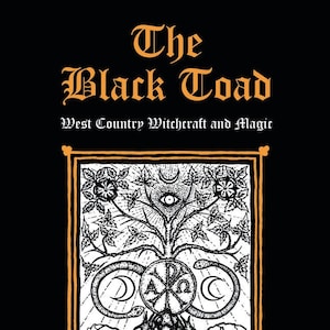 Könnte beinhalten: Buchcover mit einer Schwarzweißillustration eines Kröten, eines Baumes und eines Kreises mit den Buchstaben "A" und "O" darin. Der Titel des Buches lautet "The Black Toad" und der Untertitel lautet "West Country Witchcraft and Magic". Die Autorin ist Gemma Gary und das Vorwort stammt von Michael Howard.